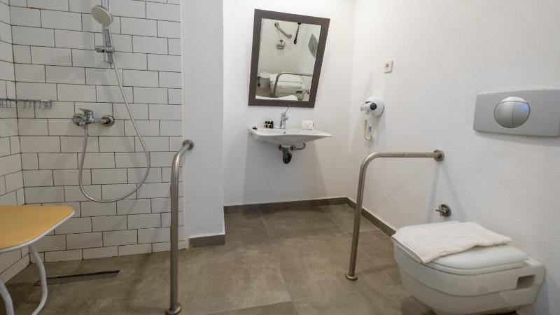 Standard Double or Twin Room image 4