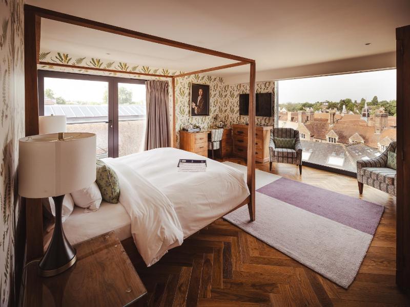 Superior King Room image 3