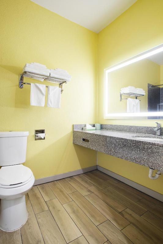 2 Queen Standard Suite- Handicap Accessible image 2