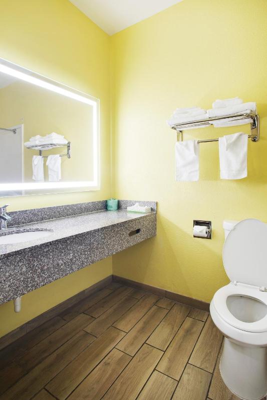 2 Queen Deluxe Suite - Handicap Accessible image 2