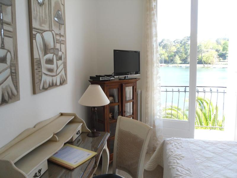 Queen Room with Balcony image 4