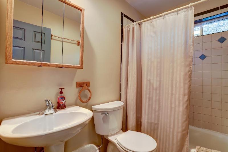 Huckleberry Cottage - image 2