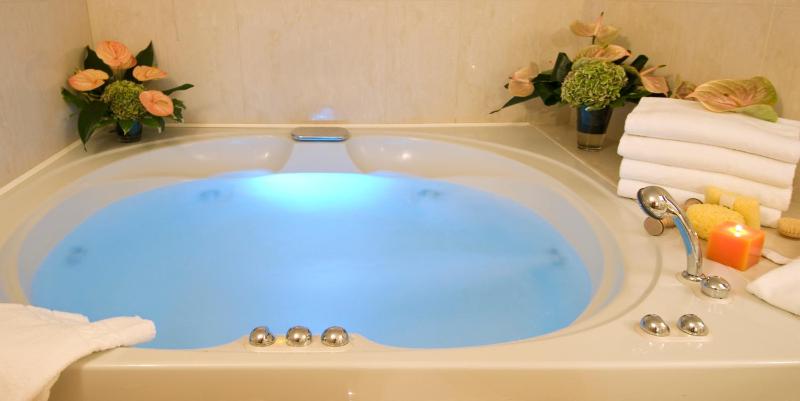 Suite with Spa Bath image 3
