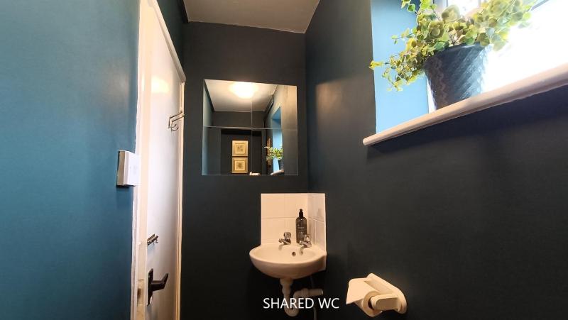 Single Room with Shared Bathroom image 4