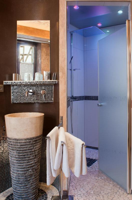 Traditional Double or Twin Room image 3