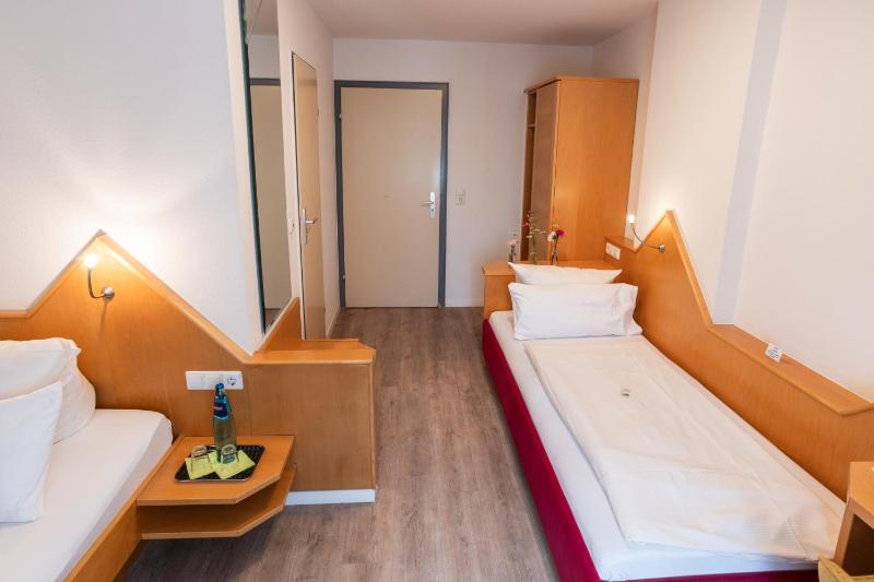 Standard Twin Room image 3