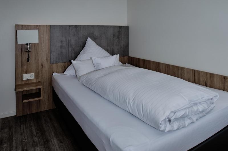 Standard Single Room image 4