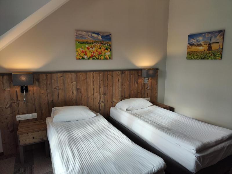 Twin Room image 4