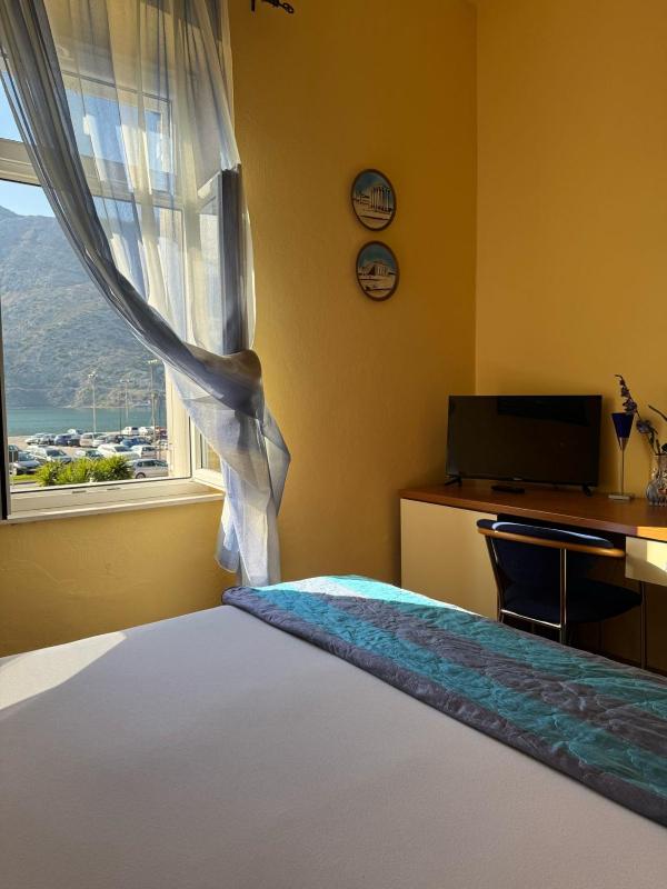 One-Bedroom Apartment (3 Adults) - Blue image 1