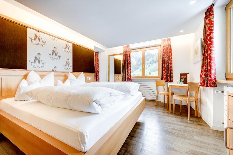 Double Room with Balcony image 2