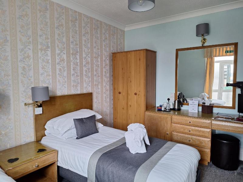 Twin Room with Shower image 4