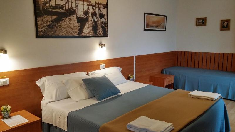 Double or Twin Room image 4