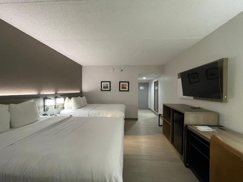Queen Room with Two Queen Beds - Non-Smoking image 4