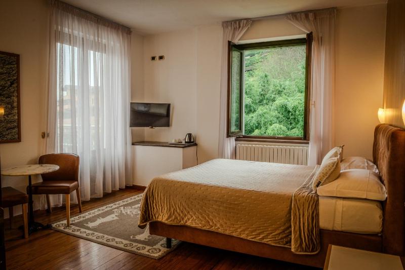 Double Room with Lake View image 1