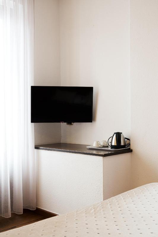 Double Room with Lake View image 3