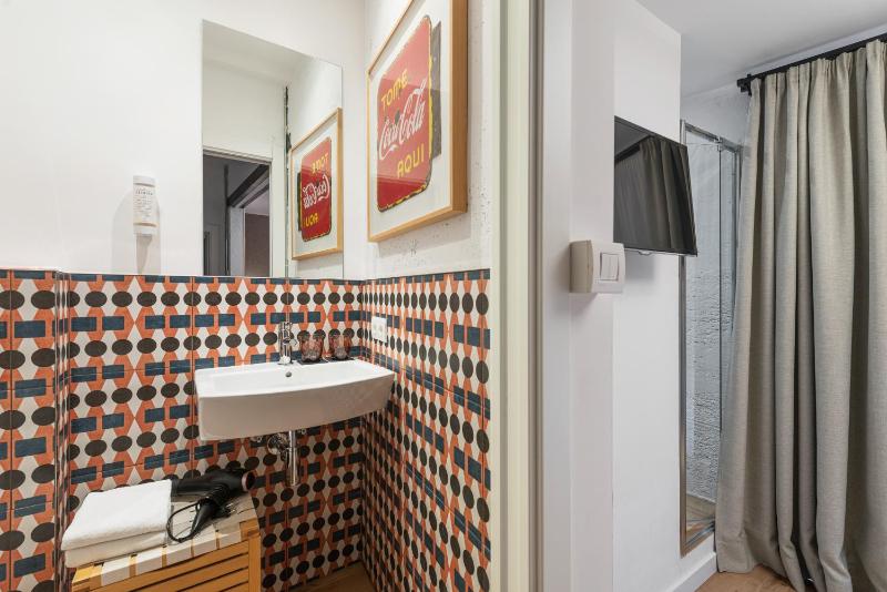 Petite Double Room image 2
