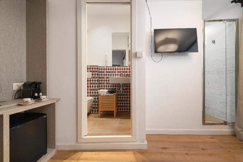 Petite Double Room image 3