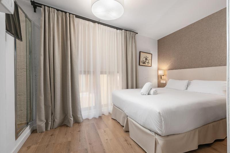 Petite Double Room image 1