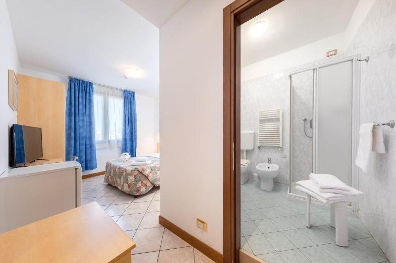 Single Room with Shared Bathroom image 2