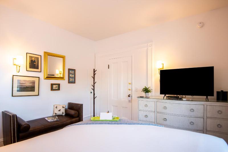 Boscobel Economy Queen First Floor image 2