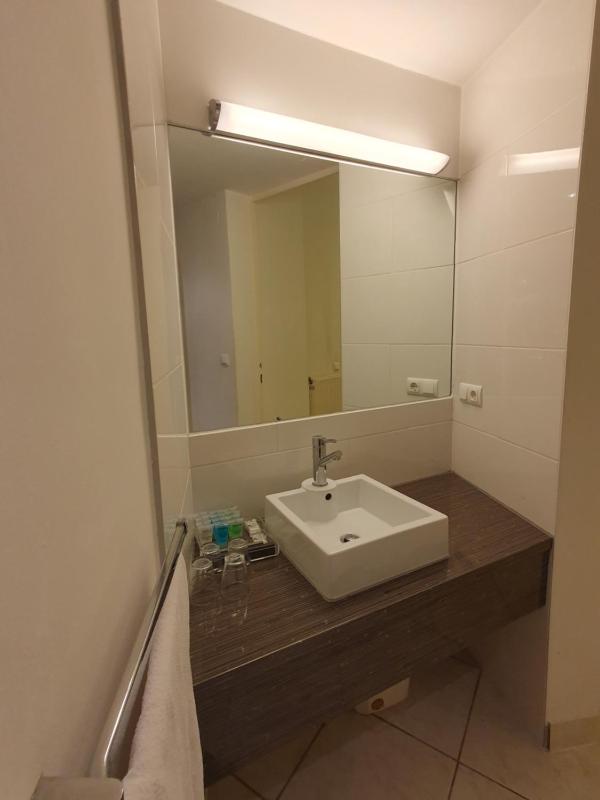 Carlton Suites - image 10