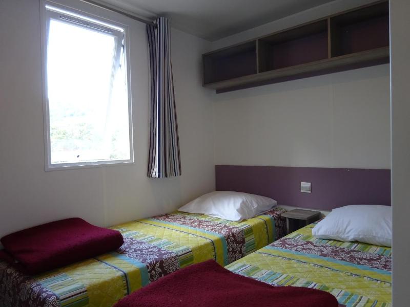 Two-Bedroom Mobile Home (2-4 Adults) image 4