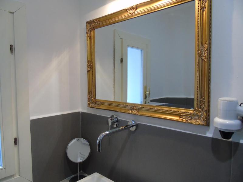 Deluxe Room image 3