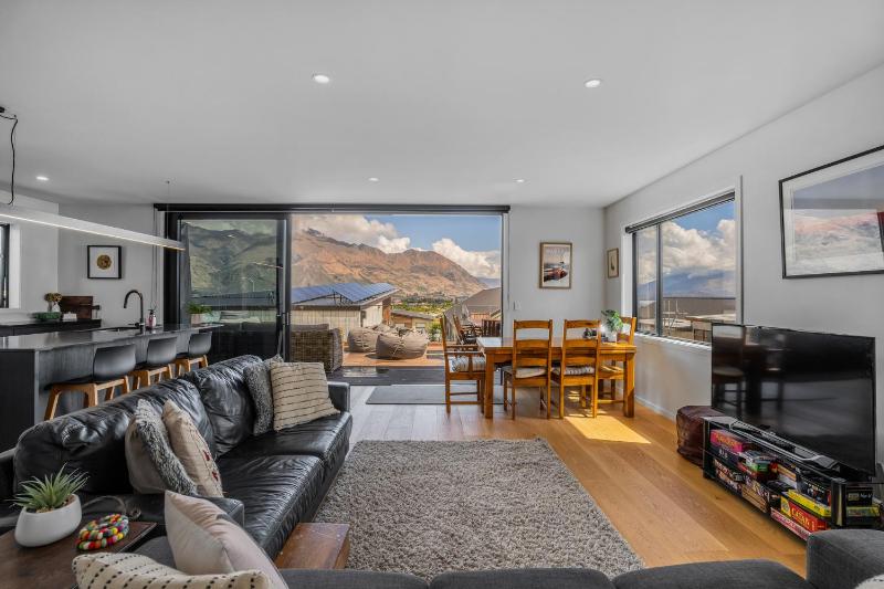 Peak Retreat - Wanaka Holiday Home - image 11