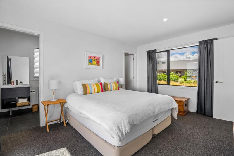 Peak Retreat - Wanaka Holiday Home - image 14