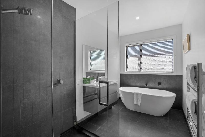 Peak Retreat - Wanaka Holiday Home - image 8