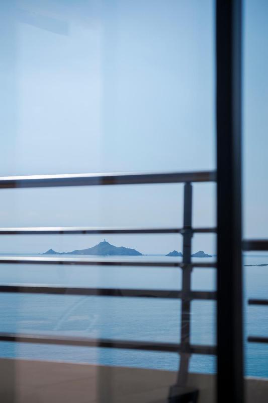 One-Bedroom Apartment with Sea View image 3