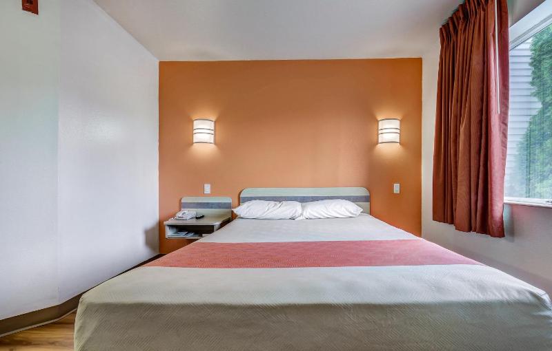 Queen Room - Disability Access - Non-Smoking image 2