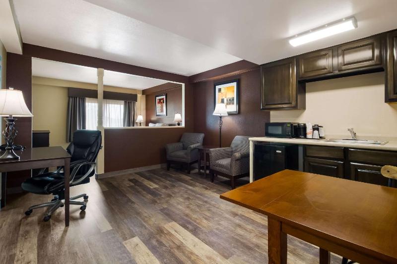 King Suite - Non-Smoking image 4