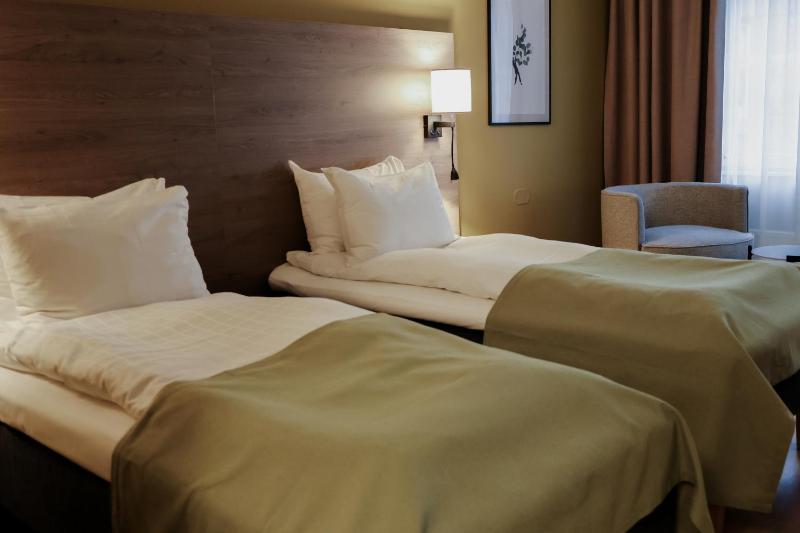 Standard Twin Room image 3