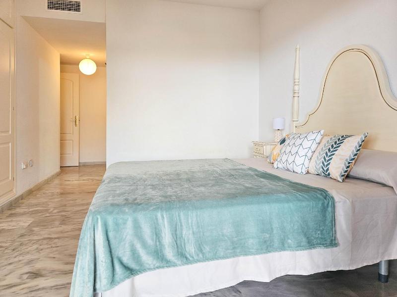 Beautiful sea views duplex penthouse in Manilva - image 7