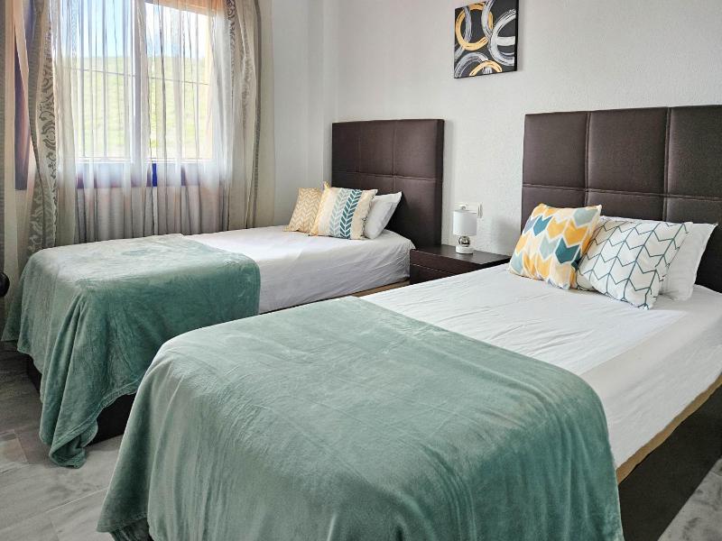 Beautiful sea views duplex penthouse in Manilva - image 15
