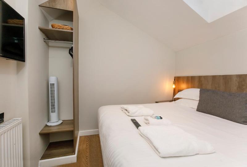 No3 - Three-Bedroom Apartment - Split Level image 3