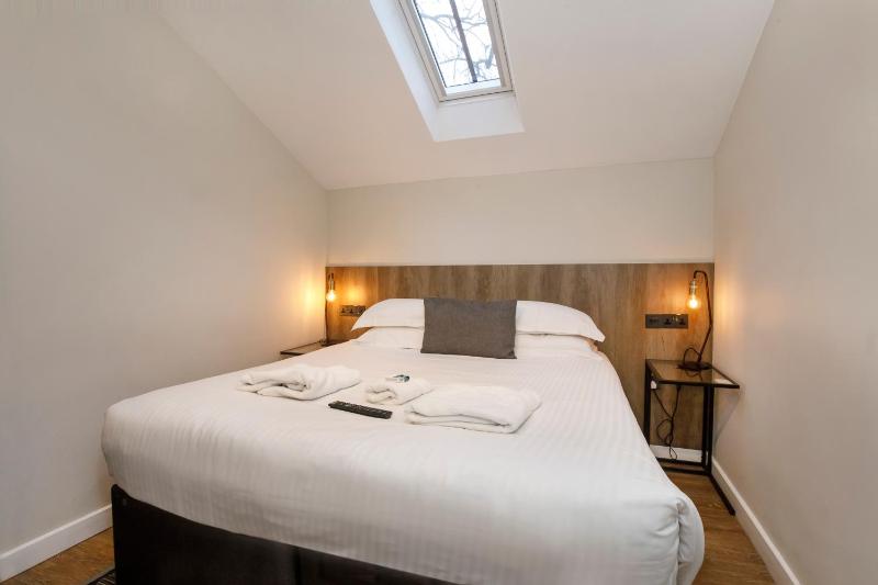 No3 - Three-Bedroom Apartment - Split Level image 4