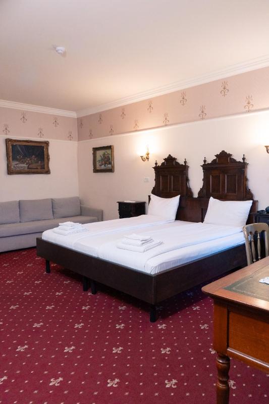 Superior Double Room with Sofa Bed image 3