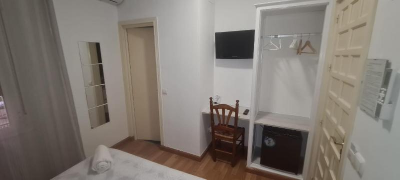 Single Room image 3