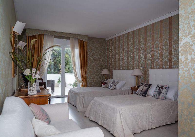 Superior Quadruple Room image 4