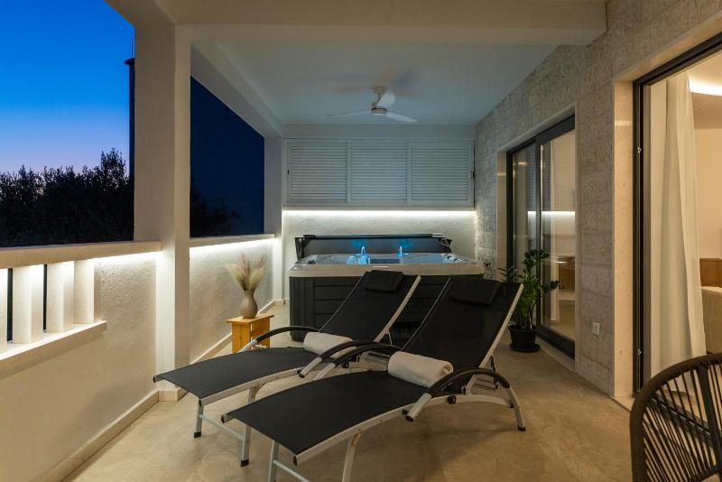 Luxury Tommy's Apartment - image 25