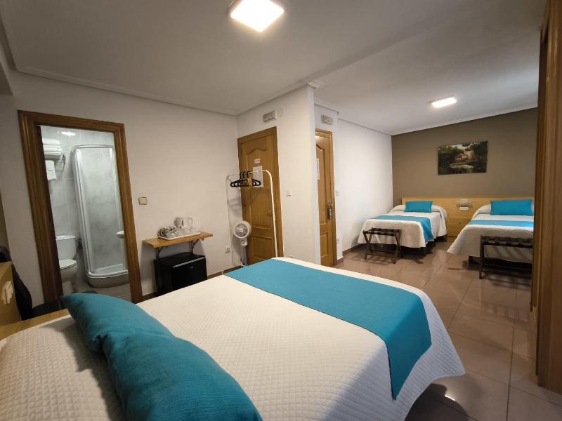 Quadruple Room with Bathroom image 4