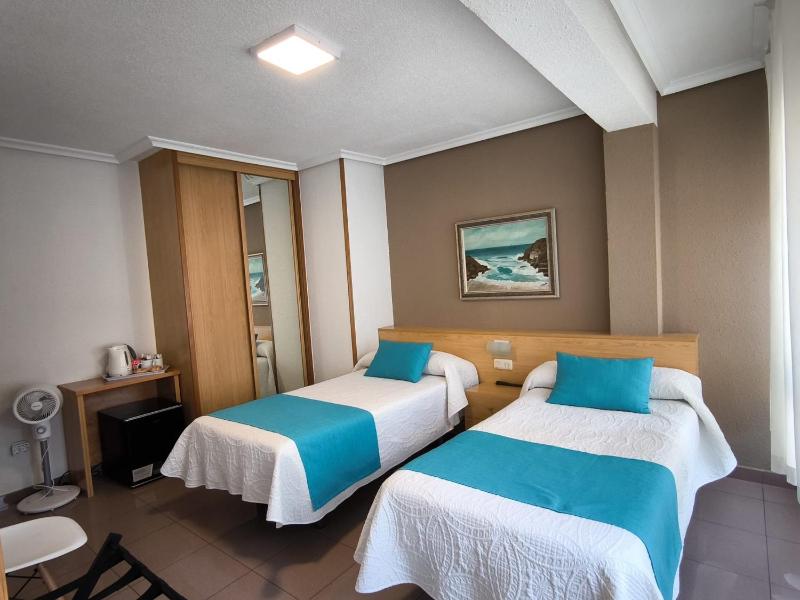 Twin Room with Private Bathroom image 1