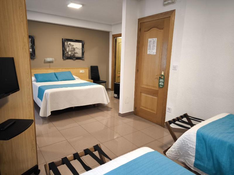 Quadruple Room with Bathroom image 3