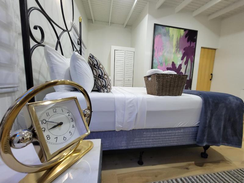 Standard Queen Room, Partial Ocean View image 1