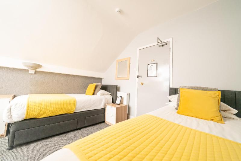 Twin Room image 4