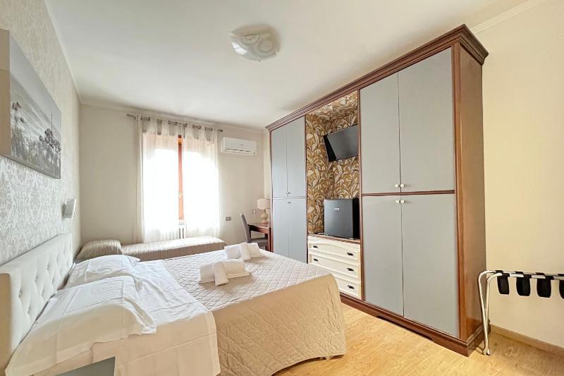 Double Room image 2