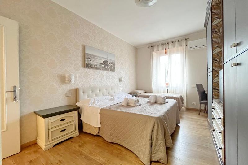 Double Room image 3