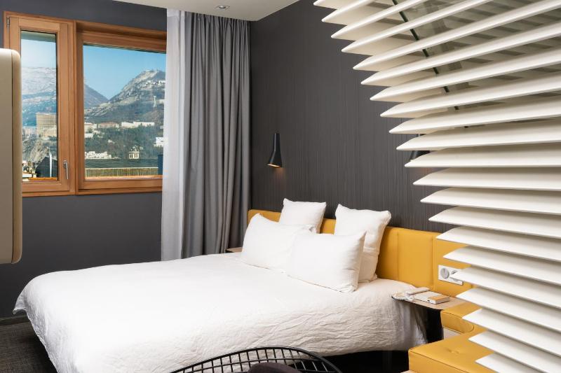 Classic Room with Mountain View image 1